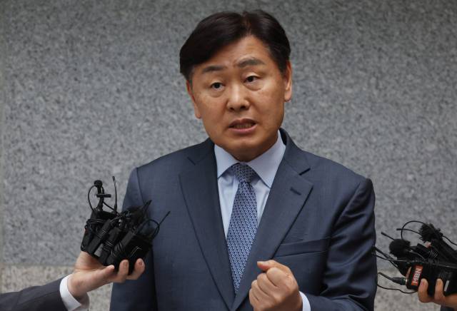 ▲'돈 봉투 살포 의혹'에 휩싸인 김관영 전북특별자치도지사가 1일 도청에서 취재진에게 "청년들에게 대리비를 줬다가 회수했다"며 "당 윤리감찰단에 있는 그대로 소명하겠다"고 밝히고 있다. ⓒ연합뉴스