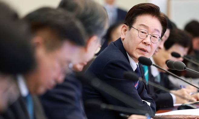 이재명 대통령이 31일 청와대에서 열린 국무회의에서 조현 외교부 장관에게 중동전쟁 대응현황 관련 질문을 하고 있다. 뉴시스