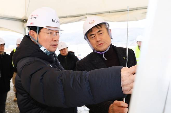 용인반도체 클러스터 공사 현장을 방문한 이상일 시장(왼쪽). 용인시 제공