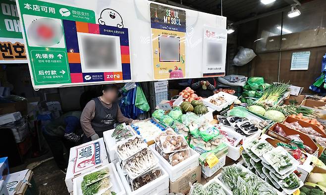 31일 정부가 중동 전쟁으로 인한 고유가 대응에 초점을 맞춰 추가경정예산(추경)안을 확정했다. 소득 상위 30%를 제외한 모든 국민에게 10만∼60만원의 지역화폐형 지원금을 지원하는 등, 전체 추경 26조 2000억원 중 10조 1000억원을 이른바 '고유가 부담 완화 3대 패키지'에 할당한다. 사진은 이날 서울 마포구 망원시장의 한 상점에 모습. 연합뉴스
