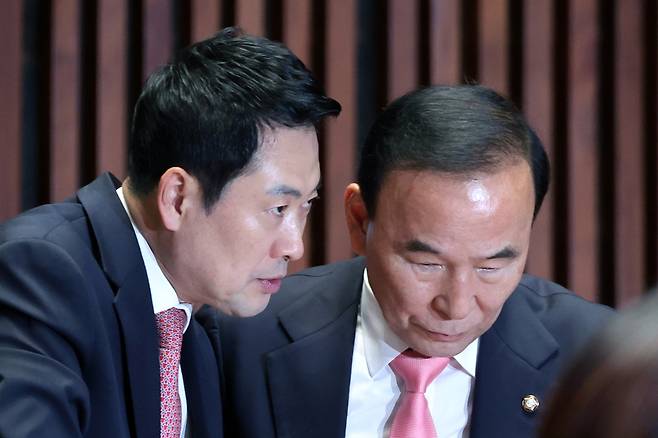국민의힘이 1일 박덕흠 의원을 당 공천관리위원장에 임명한 것으로 알려졌다. 사진은 지난달 31일 서울 여의도 국회에서 열린 의원총회에서 대화하는 장 대표와 박 의원 모습.&nbsp; &nbsp;뉴시스