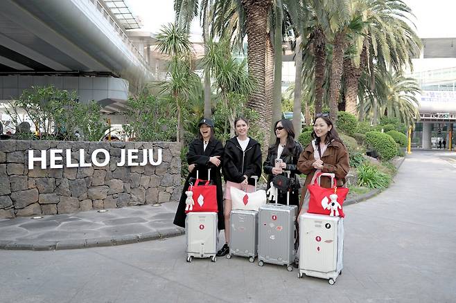 제주에서 ‘4인 4색 제주 여행’을 테마로 한 몽골 TV 인기 예능 프로그램을 촬영 중인 몽골 여성 톱스타 4인방이 3월 29일 제주공항에 도착해 기념촬영하고 있다. ㈜김경선 케이스퀘어즈 제공