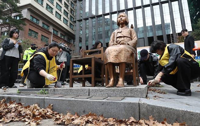 1일 서울 종로구 옛 주한 일본대사관 앞에서 제1746차 일본군 성노예제 문제해결을 위한 정기 수요시위에 앞서 관계자들이 소녀상 주변을 청소하고 있다. 경찰은 이날 시위에 앞서 위안부 모욕시위 등으로 소녀상 보호를 위해 설치한 바리케이드를 6년 여 만에 철거했다.