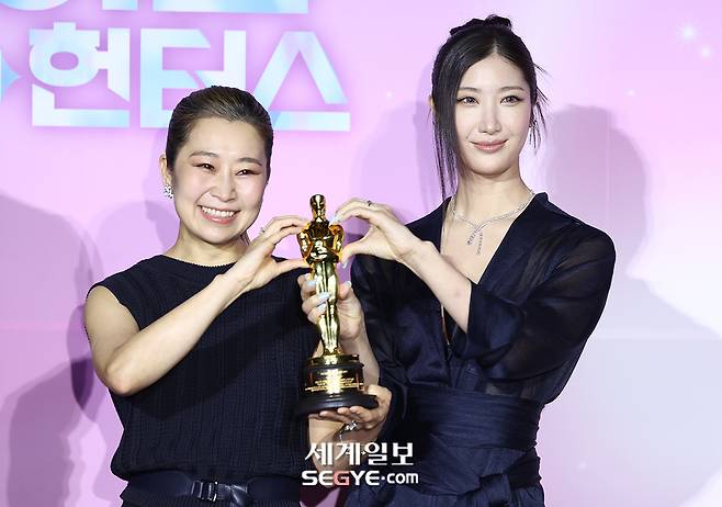 가수 이재(오른쪽)가 1일 서울 용산구 CGV용산아이파크몰에서 열린 넷플릭스(Netflix) 영화 '케이팝 데몬 헌터스' 아카데미 수상 기념 기자 간담회에 참석해 매기 강 감독과 포즈를 취하고 있다. 한윤종 기자