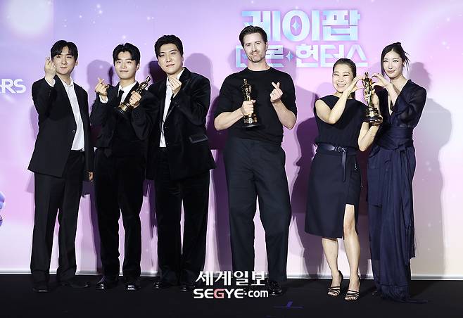 넷플릭스(Netflix) 영화 '케이팝 데몬 헌터스' 제작진들이 1일 서울 용산구 CGV용산아이파크몰에서 열린 아카데미 수상 기념 기자 간담회에서 참석해 포즈를 취하고 있다. (왼쪽부터)작곡가 아이디오(남희동 이유한 곽중규), 감독 크리스 애플한스, 매기 강, 가수 이재. 한윤종 기자