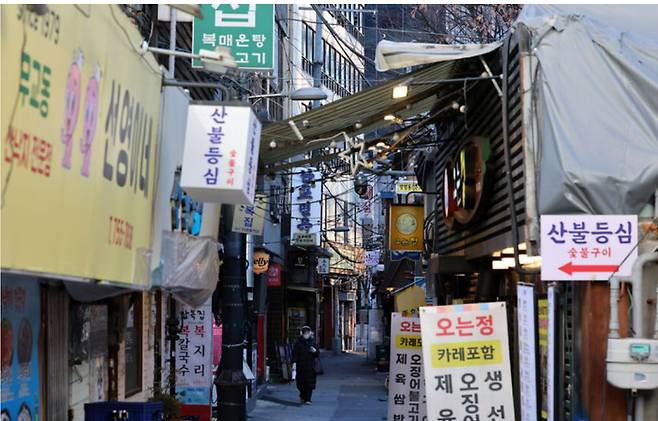 좁은 골목 양옆으로 음식점 간판이 빼곡히 들어선 서울의 한 상권. 고유가 부담 속에서도 저녁 손님을 기다리는 풍경이 이어지고 있다. 이번 지원금이 실제 소비로 이어질지 관심이 쏠린다. 뉴시스