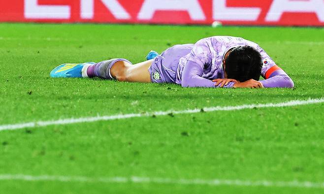 침묵 길어지는 SON 한국 축구 국가대표팀 ‘캡틴’ 손흥민이 1일 오스트리아 빈 에른스트 하펠 스타디움에서 열린 오스트리아와 평가전에서 슈팅이 무산된 뒤 그라운드에 엎드려 아쉬워하고 있다. 빈=연합뉴스