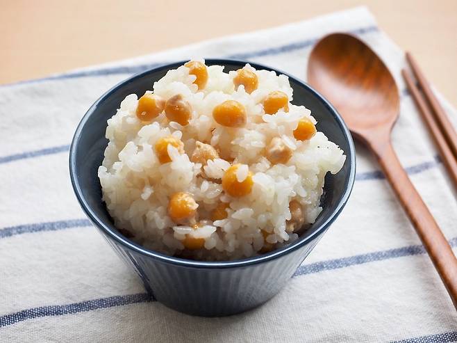 평소 밥을 지을 때 콩을 함께 넣는 것만으로 식물성 단백질 섭취를 자연스럽게 늘릴 수 있다. 클립아트코리아 제공