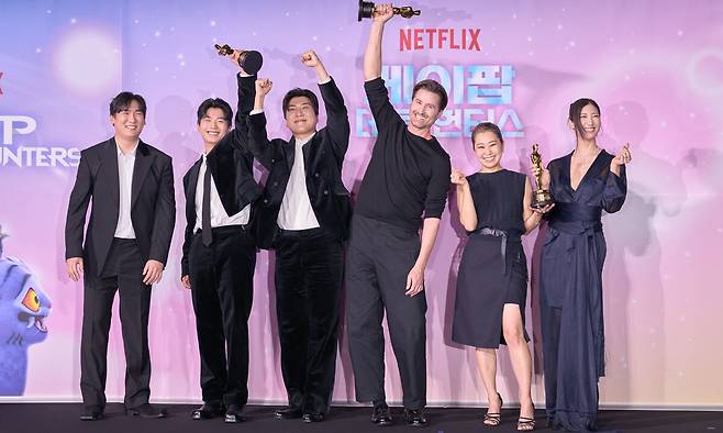 1일 오후 서울 용산구 CGV용산아이파크몰에서 열린 넷플릭스 영화 ‘케이팝 데몬 헌터스’&nbsp;아카데미 수상 기념 기자간담회에서 참석자들이 오스카 트로피를 들고 포즈를 취하고 있다. 왼쪽부터 프로듀서&nbsp;IDO(남희동·이유한·곽중규),&nbsp;크리스 애플한스, 매기 강 감독, 가수 이재.&nbsp;넷플릭스 제공