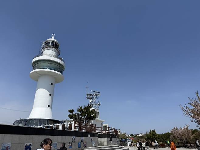 강원 동해시 묵호등대 전경. 전망대에서는 동해 바다와 해안 풍경이 한눈에 내려다보인다.