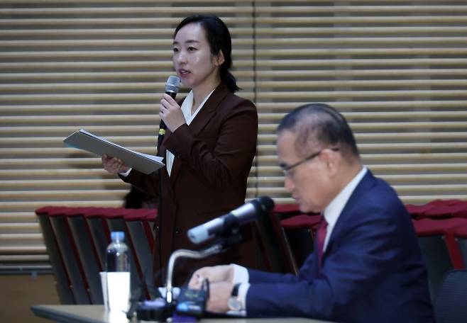 브리핑 진행하는 전은수 부대변인 - 전은수 대통령실 부대변인이 지난해 10월 16일 용산 대통령실에서 위성락 국가안보실장의 캄보디아 한국인 대상 범죄 관련 브리핑을 진행하고 있는 모습. 연합뉴스