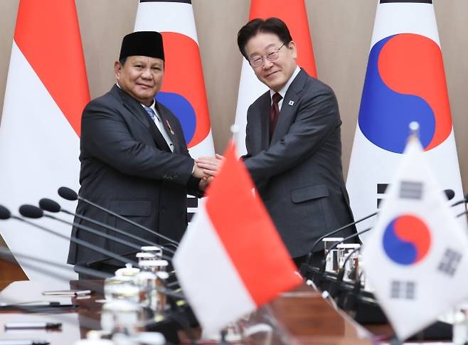 이재명 대통령과 프라보워 수비안토 인도네시아 대통령이 1일 청와대에서 확대 정상회담에 앞서 악수하고 있다. 연합뉴스