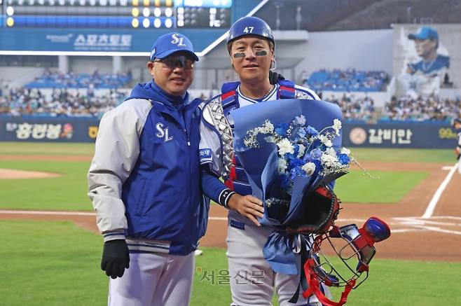 삼성 라이온즈 강민호(오른쪽)가 1일 대구 삼성 라이온즈파크에서 열린 2026 프로야구 두산 베어스와의 안방 경기에서 2500경기 출장을 기념해 박진만 감독과 함께 기념사진을 찍고 있다. 2026.4.1 삼성 라이온즈 제공