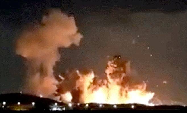 2026년 3월 29일 미군이 초대형 지하관통폭탄(벙커버스터)으로 이란 이스파한의 탄약고를 공습해 대형 폭발이 발생한 모습. 트럼프 대통령 SNS 캡처