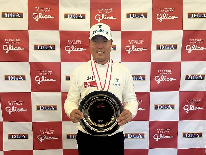 글리코 패러 골프 챔피언십 우승 트로피를 든 이승민. 매니지먼트서울 제공.