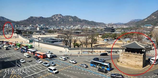 경복궁 전경. 동그라미 왼쪽은 서십자각, 오른쪽은 동십자각이다. 서십자각은 없어졌고 동십자각은 궁궐 벽과 떨어져 섬이 돼 있다. 최수문기자