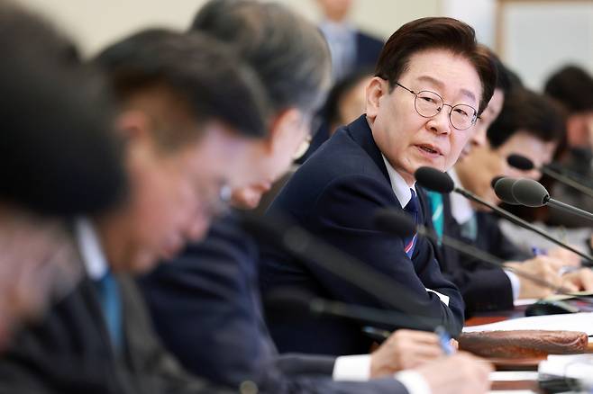 이재명 대통령이 3월 31일 청와대에서 열린 국무회의에서 조현 외교부 장관에게 질문하고 있다. 연합뉴스