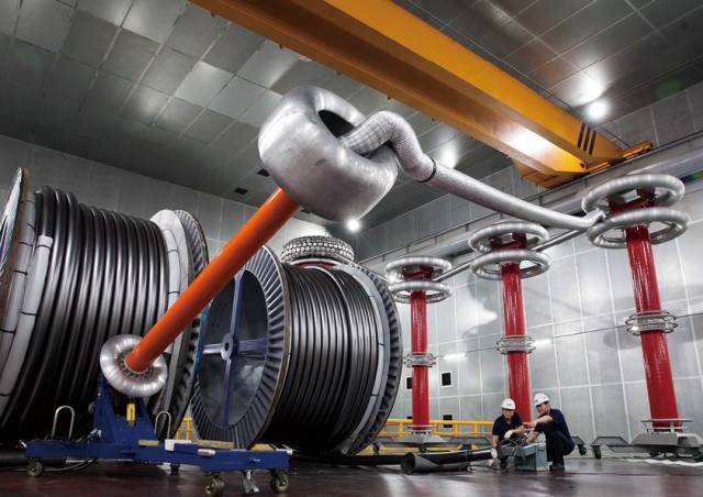 LS전선 직원이 초고압 케이블 시스템을 시험하고 있다. 사진 제공=LS전선