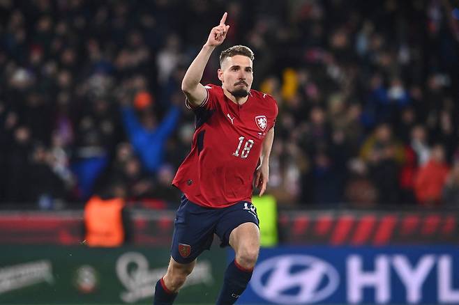 체코의 미할 사딜레크가 3월 31일(현지 시간) 체코 프라하의 에페트 아레나에서 열린 북중미 월드컵 유럽축구연맹(UEFA) 플레이오프(PO) D조 결승에서 승부차기를 성공 시킨 뒤 세레머니를 하고 있다. AFP연합뉴스