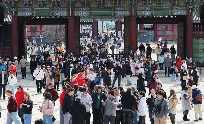 서울 종로구 경복궁에서 시민들과 외국인 관광객들이 휴일 나들이를 하고 있다.  뉴스1