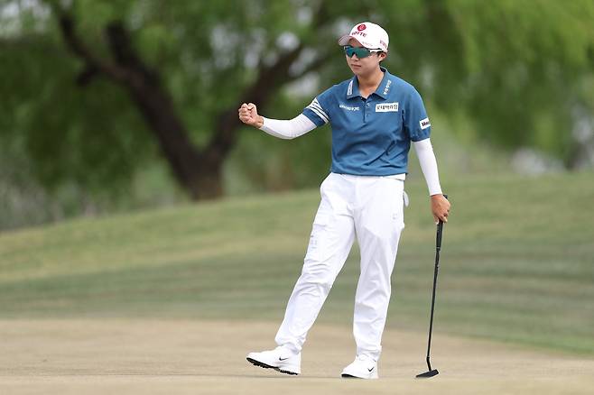 김효주가 지난달 29일(현지 시간) 미국 애리조나주 피닉스에서 열린 포드 챔피언십 최종 라운드에서 버디 퍼트를 넣은 뒤 주먹을 불끈 쥐어 보이고 있다. AFP연합뉴스