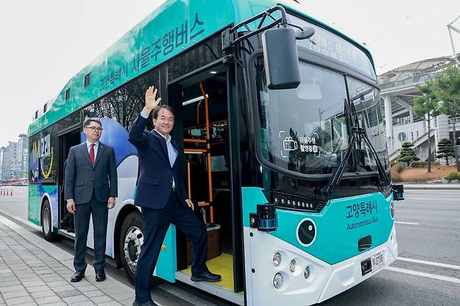 1일 일산서구청에서 이동환 고양시장이 자율주행버스 I’M 고래에 탑승하고 있다. 사진 제공=고양시