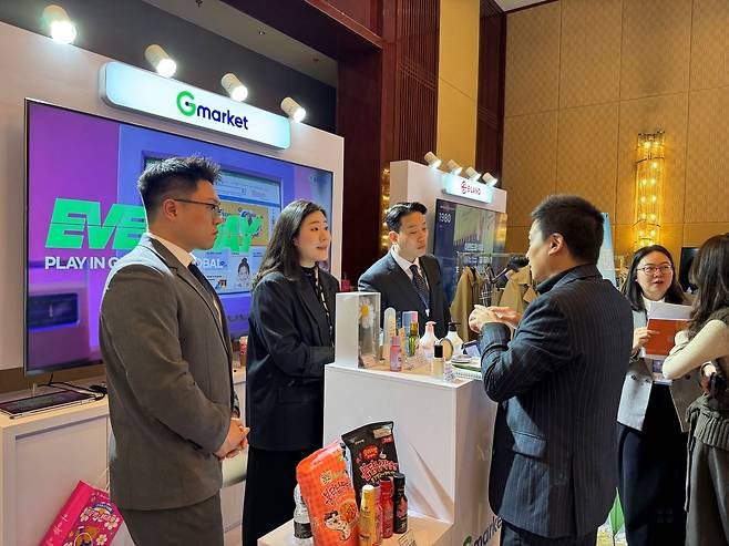 이달 19일 중국 청두에서 열린 ‘2026 한-중 소비재 협력 플라자’ 에서 G마켓 관계자들이 이커머스를 활용한 해외 시장 진출 전략을 설명하고 있다. G마켓.부스를 방문해 설명을 듣고 있다.