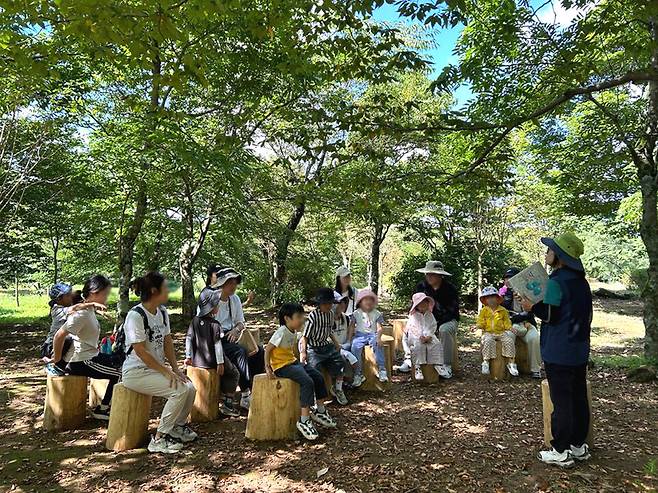 숲해설가가 한라수목원에서 숲 프로그램을 진행하고 있다. ⓒ제주도 제공