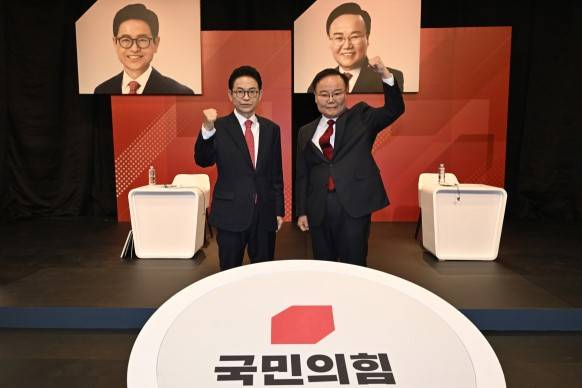 31일 TBC에서 개최된 국민의힘 경상북도지사 후보경선 1차 토론회에 앞서 이철우 후보와 김재원 후보가 기념촬영을 하고 있다.ⓒ경북도 제공