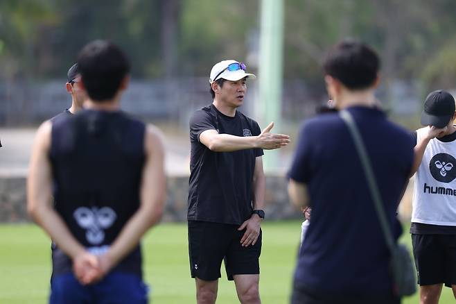 수원 삼성과 수원FC는 K리그2 시즌 초반 각각 개막 5전승과 4전승을 달리며 승격 경쟁서 앞서나가고 있다. 원동력은 다른 팀보다 많은 K리그1 경험자들의 활약이다. 사진제공│한국프로축구연맹