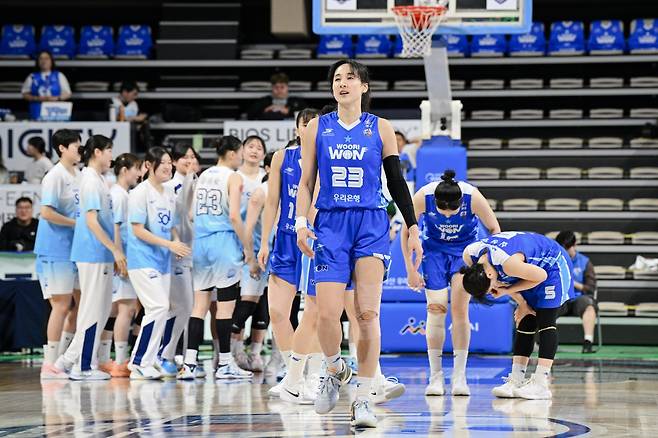 우리은행의 운명은 3일 삼성생명전서 결정된다. 선수들의 줄부상으로 김단비(23번) 등 7명으로 경기를 치러야 하는 상황이다. 사진제공ㅣWKBL
