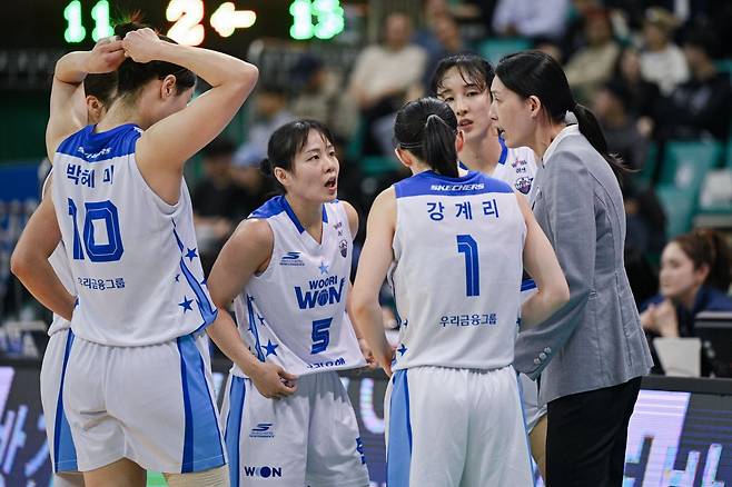 우리은행의 운명은 3일 삼성생명전서 결정된다. 선수들의 줄부상으로 심성영(5번) 등 7명으로 경기를 치러야 하는 상황이다. 사진제공ㅣWKBL