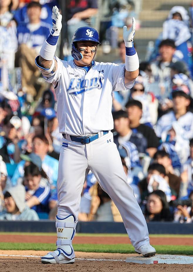 삼성 최형우가 3월 28일 대구 롯데전서 역대 최고령 안타를 기록한 뒤 세리머니를 하고 있다. 뉴시스