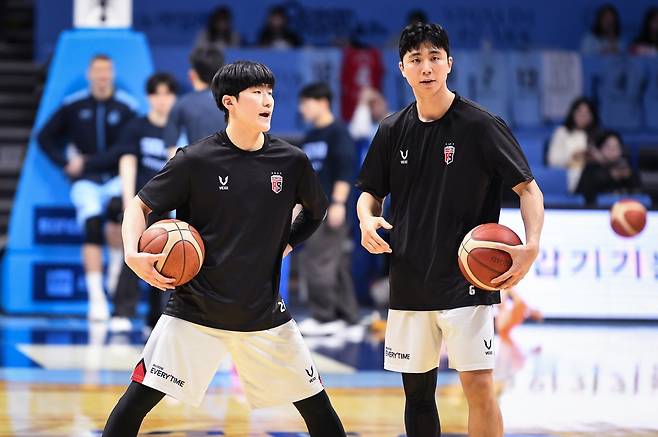 정관장 주장 박지훈(오른쪽)이 소속팀 후배 문유현의 신인상 자격을 강력하게 어필했다. 사진제공ㅣKBL