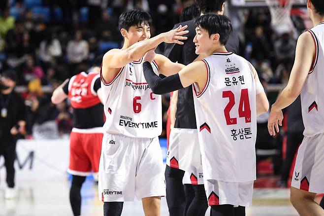 정관장 주장 박지훈(왼쪽)이 소속팀 후배 문유현의 신인상 자격을 강력하게 어필했다. 사진제공ㅣKBL