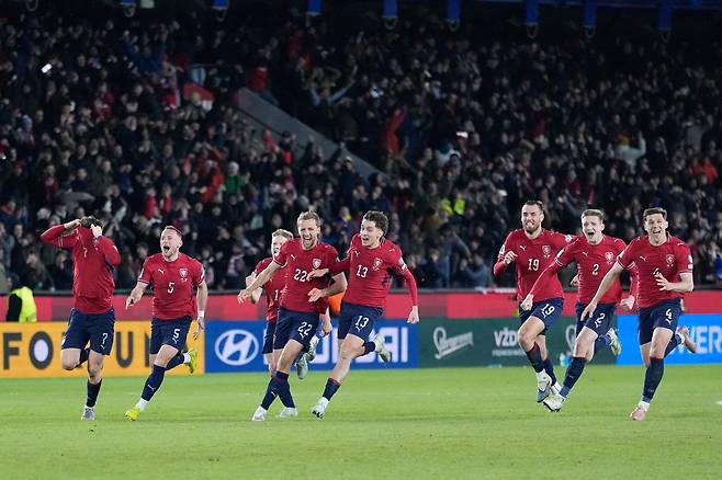 체코 선수들이 1일(한국시간) 프라하 에페트 아레나에서 열린 덴마크와 북중미월드컵 유럽 PO 패스D 결승전에서 덴마크를 승부차기로 꺾고 본선행을 확정한 뒤 환호하고 있다.&nbsp;프라하｜AP뉴시스