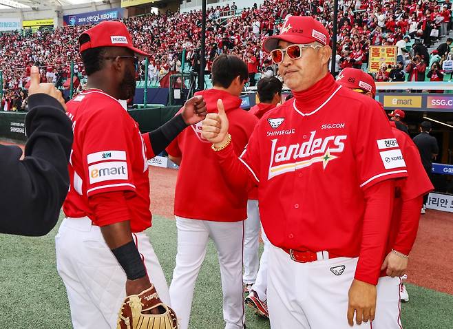 이숭용 SSG 감독(오른쪽)이 팀의 개막 3연승을 거둔 과정을 칭찬하며 “올해가 제일 긍정적”이라고 말했다. 사진제공|SSG 랜더스