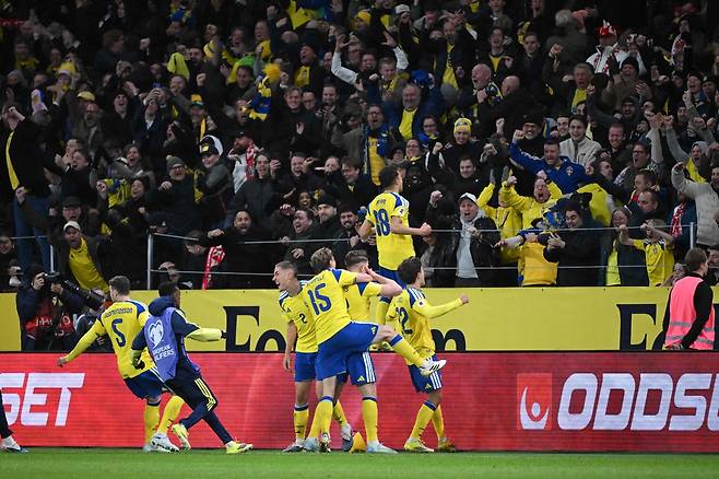 스웨덴 요케레스가 1일 폴란드전에서 후반 43분 결승골을 넣은 뒤 동료들의 축하 속에 홈팬 앞에서 기뻐하고 있다. AFP연합뉴스