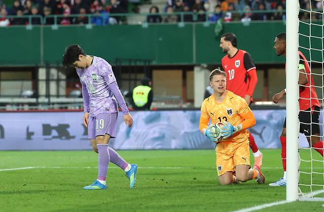 이강인이 1일 오스트리아전에서 오현규의 슈팅이 득점에 실패하자 아쉬워 하고 있다. 연합뉴스