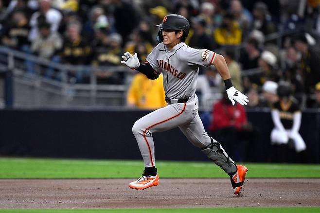 샌프란시스코 이정후는 1일 샌디에이고전에서 1회초 우익수쪽 깊숙한 안타를 날린 뒤 2루로 달리고 있다. AFP연합뉴스