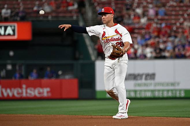 세인트루이스 JJ 웨더홀트가 1일 뉴욕 메츠전에서 5회초 수비에서 볼을 잡아 1루로 송구하고 있다. AP연합뉴스