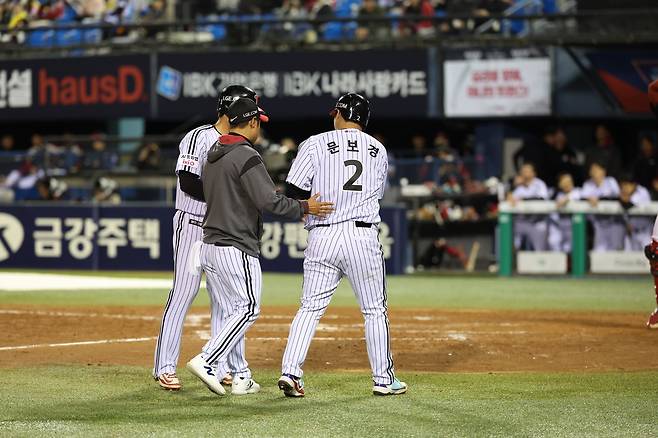 LG 문보경이 3월31일 잠실 KIA전 7회 허벅지 불편을 호소해 교체되고 있다. LG트윈스 제공