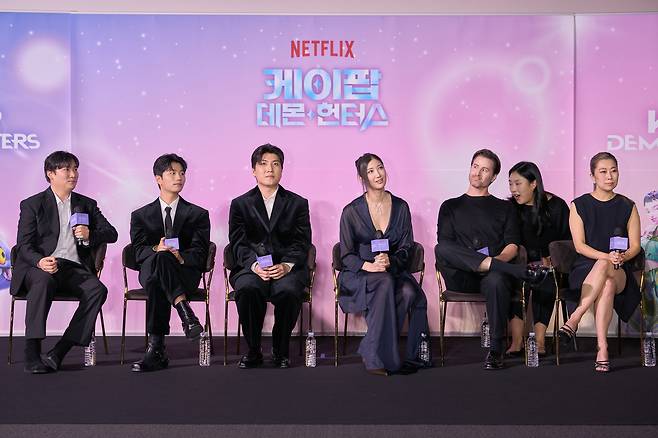 프로듀서팀 아이디오의 남희동(왼쪽부터), 이유한, 곽중규와 가수 이재, 공동연출 크리스 아펠한스 감독, 매기 강 감독이 1일 오후 서울 용산구 CGV용산아이파크몰에서 열린 넷플릭스 ‘케이팝 데몬 헌터스’ 아카데미 수상 기념 기자간담회에 참석해 질문을 듣고 있다. 사진 넷플릭스