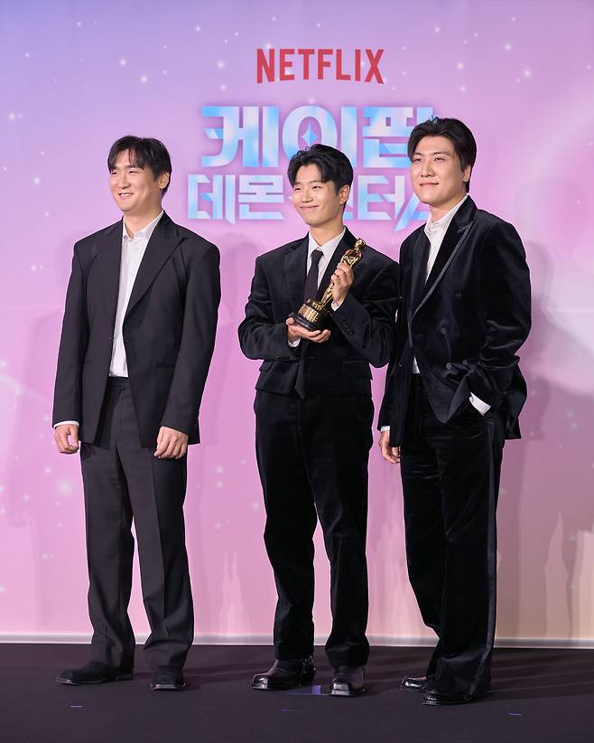 프로듀서팀 아이디오의 남희동(왼쪽부터), 이유한, 곽중규가 1일 오후 서울 용산구 CGV용산아이파크몰에서 열린 넷플릭스 ‘케이팝 데몬 헌터스’ 아카데미 수상 기념 기자간담회에 참석해 포즈를 취하고 있다. 사진 넷플릭스