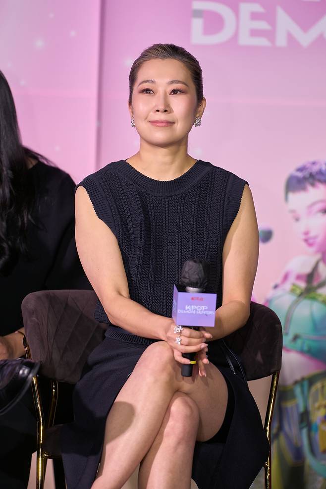 매기 강 감독이 1일 오후 서울 용산구 CGV용산아이파크몰에서 열린 넷플릭스 ‘케이팝 데몬 헌터스’ 아카데미 수상 기념 기자간담회에 참석해 질문을 듣고 있다. 사진 넷플릭스