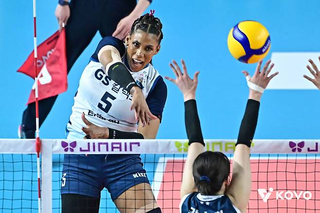 GS칼텍스 지젤 실바가 1일 김천실내체육관에서 열린 한국도로공사와 챔피언결정전 1차전 스파이크를 때리고 있다. KOVO 제공