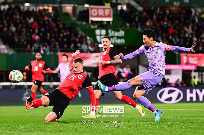 ▲ 스리백 전술의 집중력 붕괴와 반복된 결정력 부족으로 홍명보호가 오스트리아에도 패했다. 마지막 실전인 유럽 원정 2연패로 월드컵을 향한 준비가 미완성임을 보여줬다.