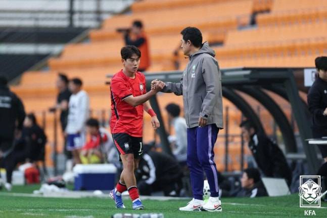 ▲ 이번 소집은 2026 아이치·나고야 아시안게임 대비에 목적이 있다. 두 차례 맞대결에서 보완점을 체크하며 다가올 실전에서 실수를 줄이는 게 목표다. 이민성호는 앞으로 본 대회 전까지 한 차례의 소집 기회가 남아 있다. 더욱 내부 정비를 철저히 한 뒤 아시안게임으로 향할 계획이다.