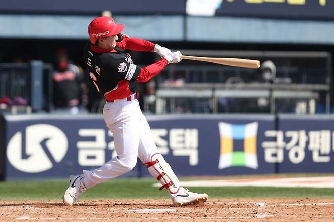 ▲ 윤도현은 1일 잠실 LG전에서 2회 첫 타석 소화 도중 파울 타구에 왼 발등을 맞아 통증을 호소했다 ⓒKIA타이거즈