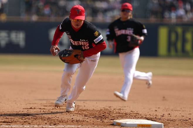 ▲ 검진 결과 다행히 뼈에는 이상이 없는 것으로 드러난 윤도현 ⓒKIA타이거즈